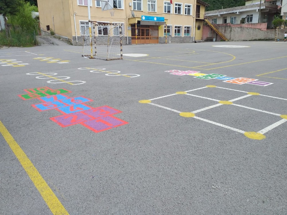 Geleneksel sokak oyunları okul bahçelerine taşınıyor