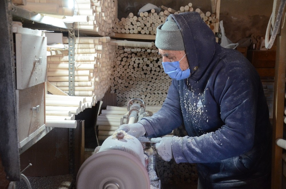 85’lik Abdullah usta fabrika gibi çalışıyor, günde 500 keser sapı üretiyor