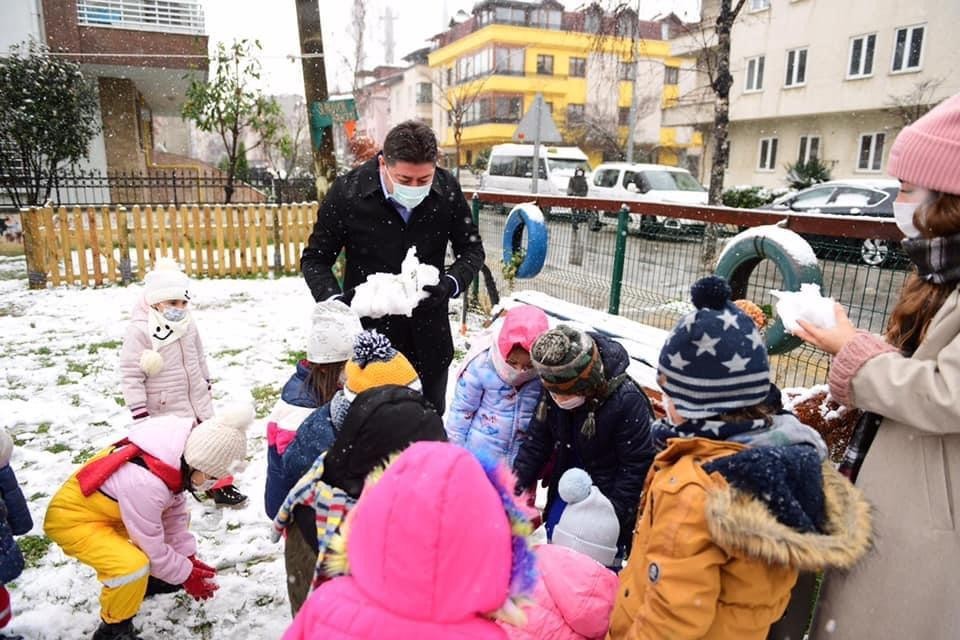 Başkan Tören, çocukların kar mutluluğuna ortak oldu