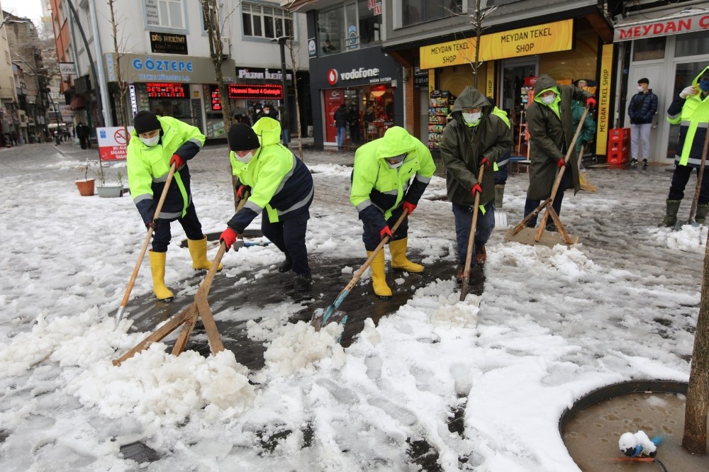 Cadde ve kaldırımlar kardan temizleniyor