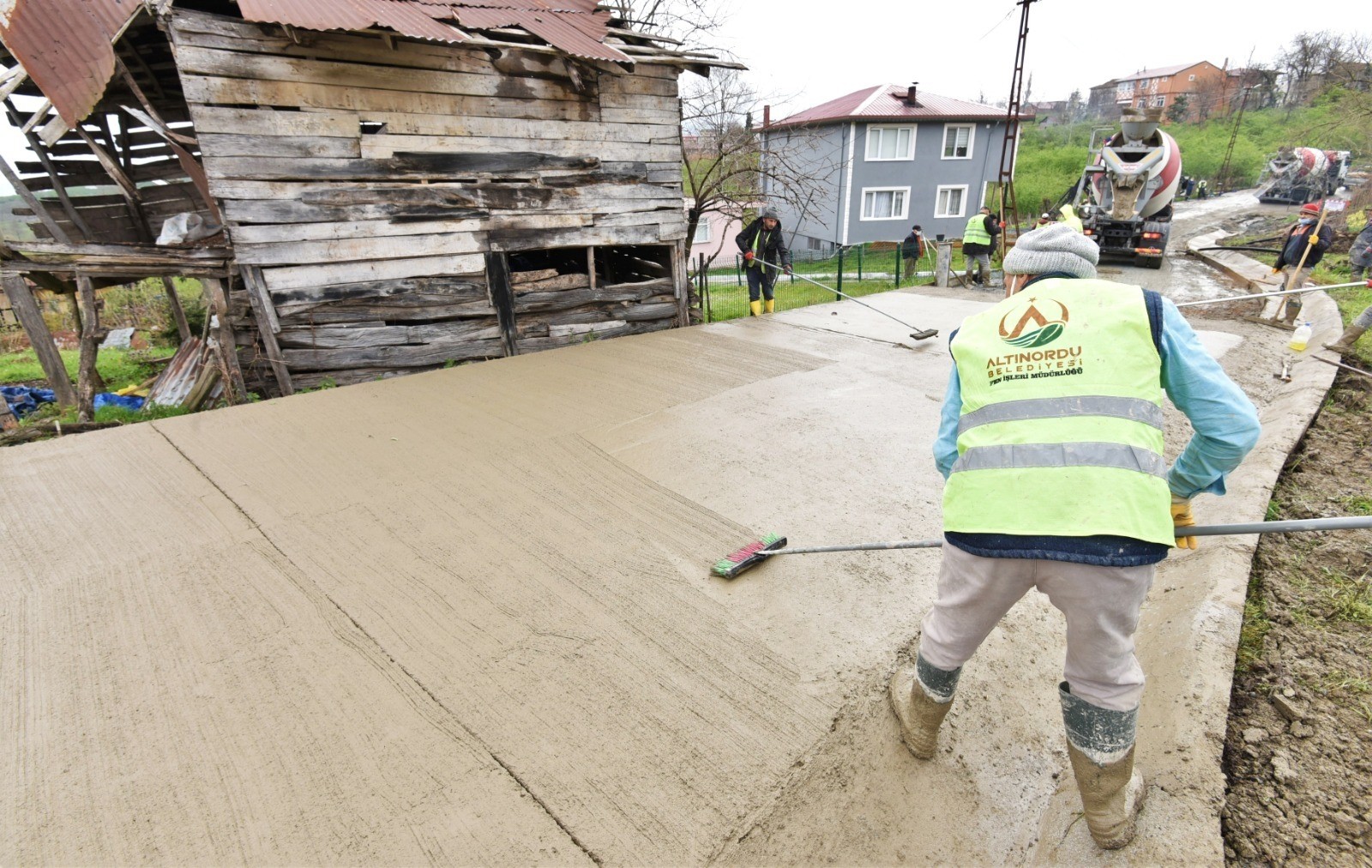 Altınordu’da beton yol çalışmaları sürüyor