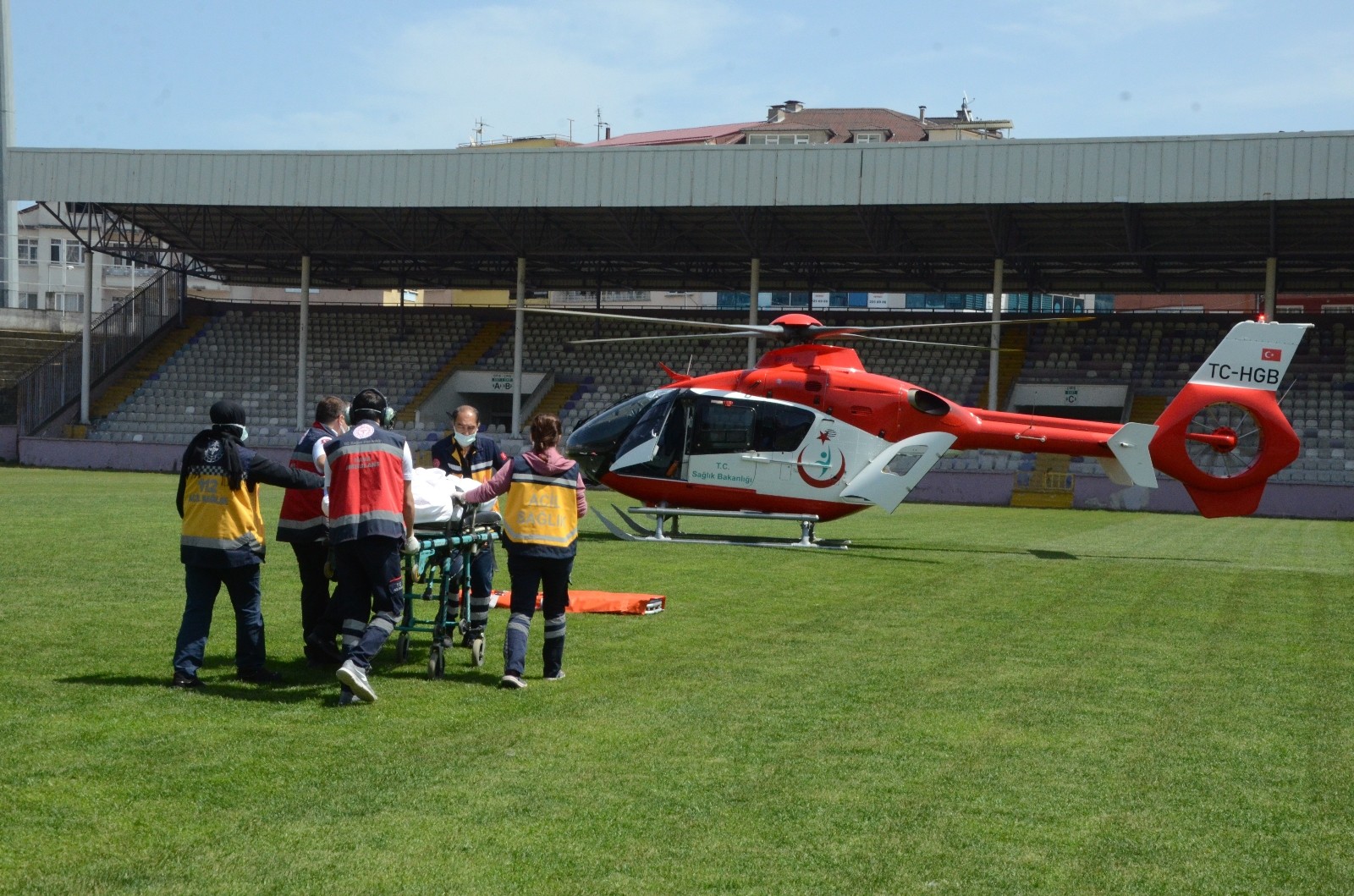 Ambulans helikopter, iş kazasında yaralanan işçi için havalandı