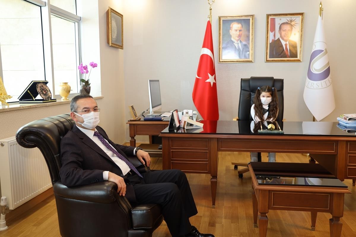 Rektör Akdoğan, 23 Nisan’da koltuğunu devretti