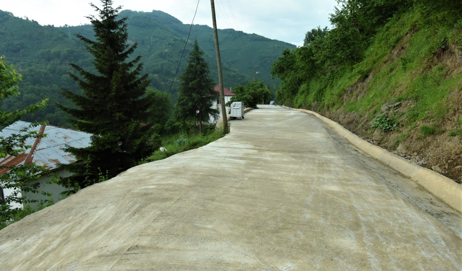Altınordu’da beton yol seferberliği sürüyor