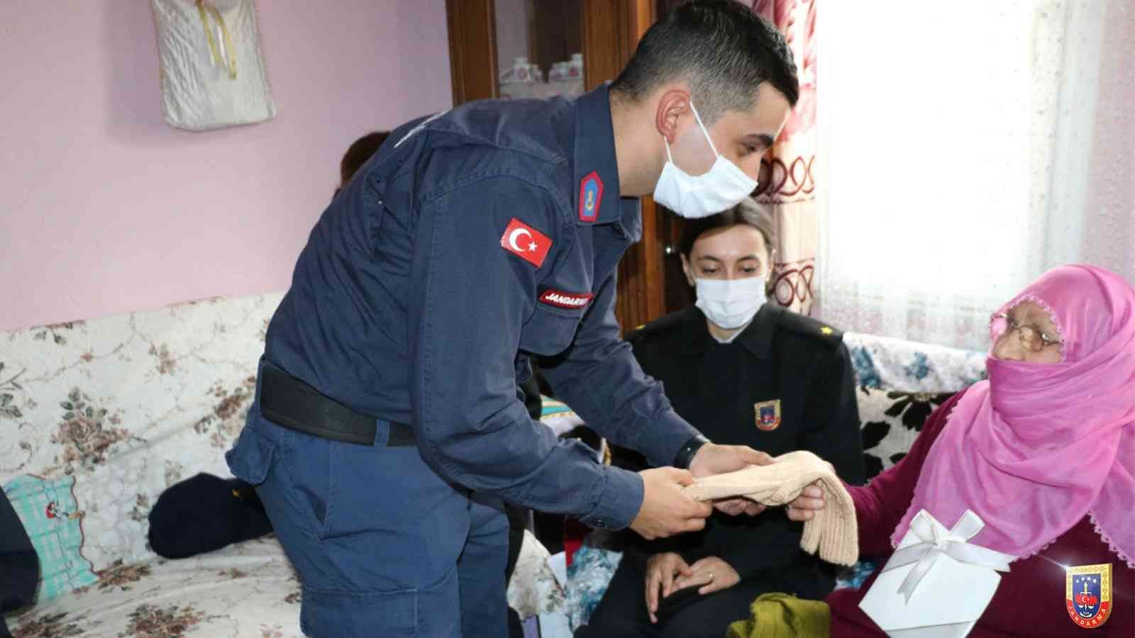 92 yaşındaki Nuriye teyze, Mehmetçikler için elleriyle çorap ördü