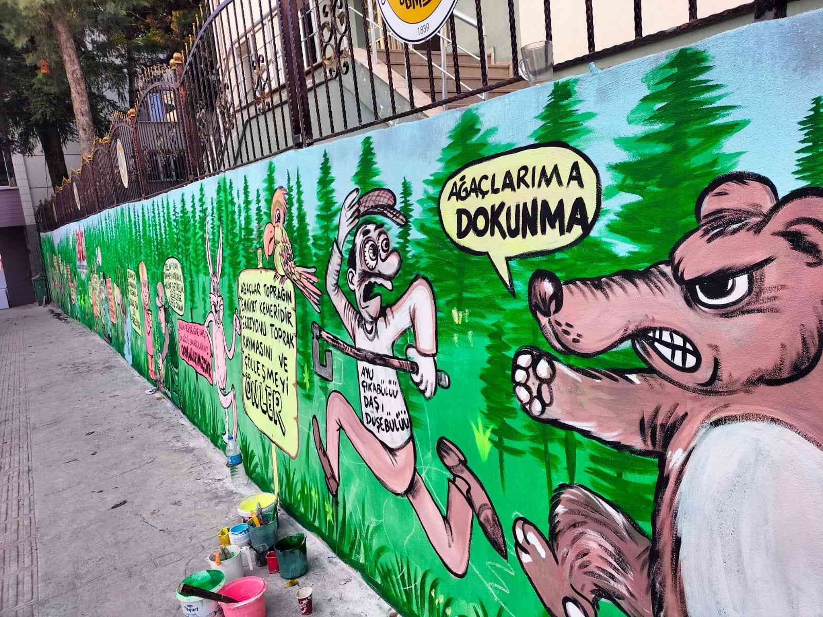 Bahçe duvarlarına çizilen karikatür ile ormanların önemi anlatıldı