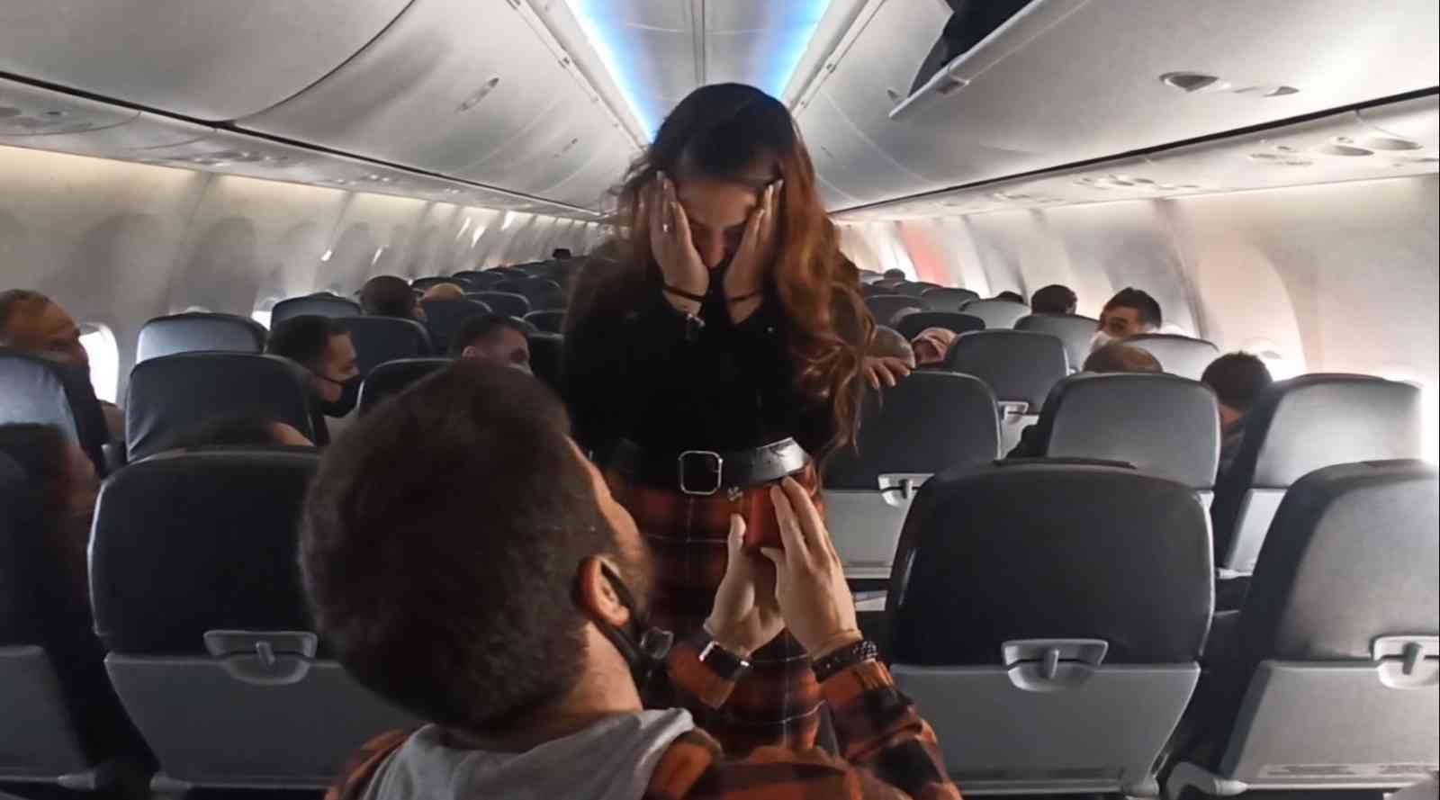 11 bin metre yüksekte 190 yolcunun önünde evlilik teklifi