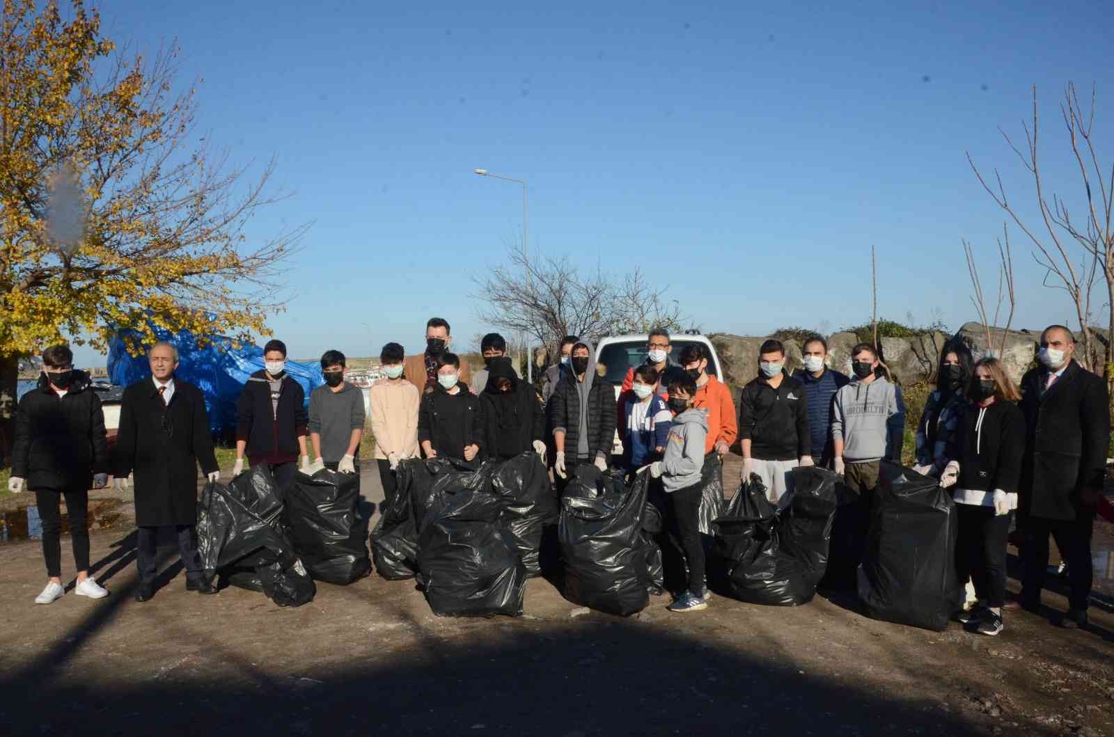 Gönüllüler 10 dakikada 15 çuval çöp topladı