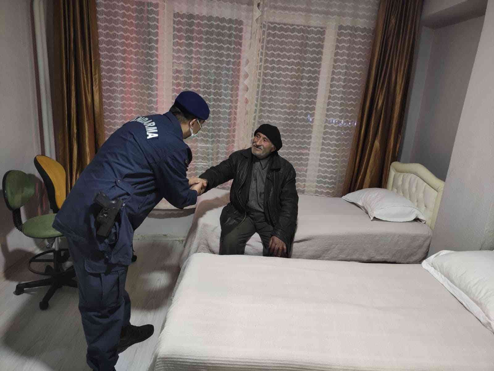 Virane evde yaşayan yaşlı adam otele yerleştirildi