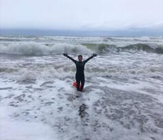 İngiltere’de yaşayan sağlıkçı, sağlık için Karadeniz’de kış ortasında denize girdi