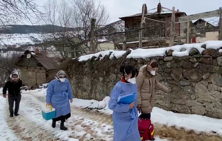 Sağlık ekipleri karlı havaya rağmen vatandaşların aşılarını evlerinde yapıyor