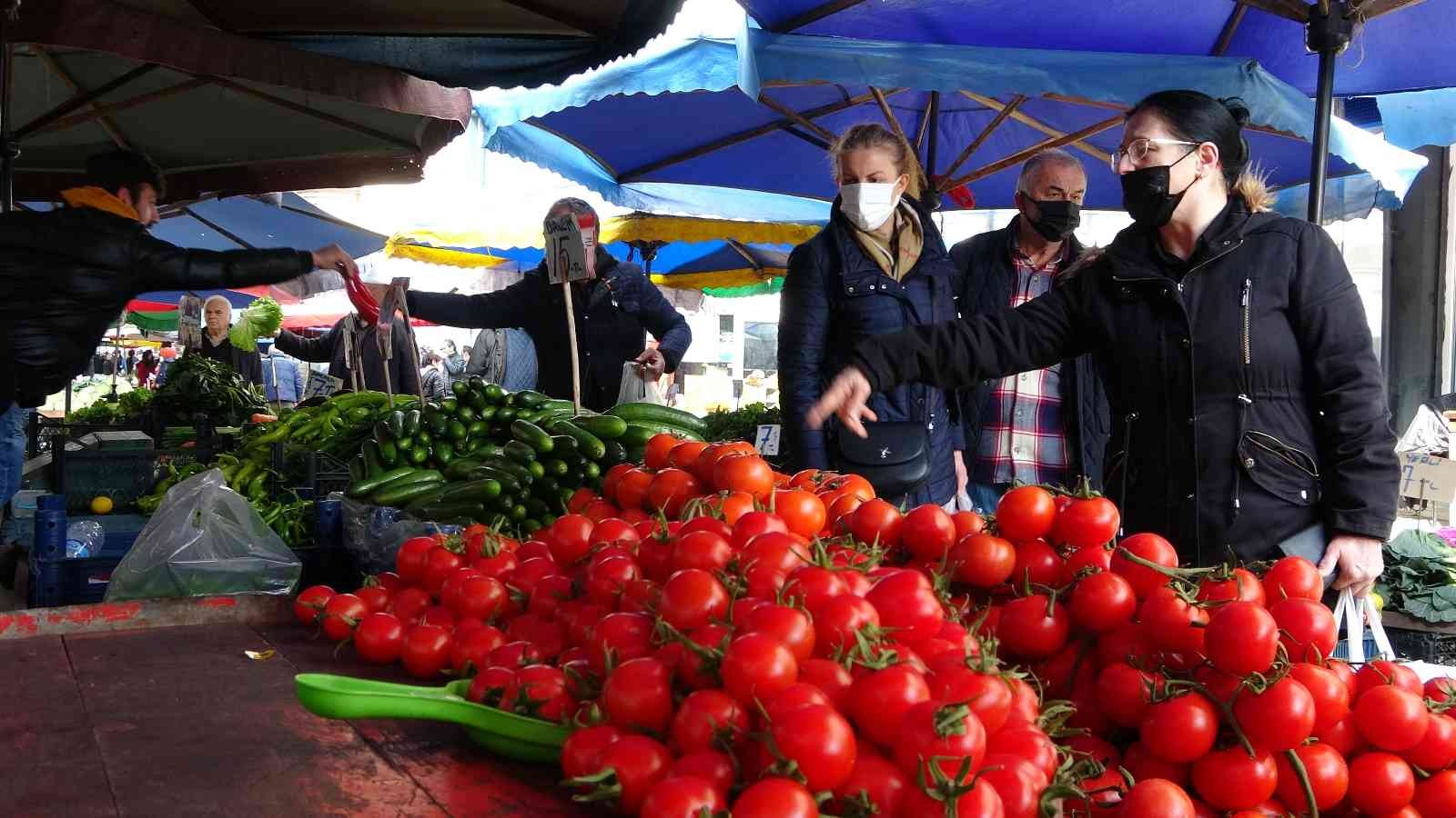 Semt pazarlarında sebze ve meyve fiyatları yarı yarıya düştü